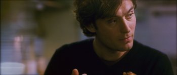 Movie still from “My Blueberry Nights” (2007), directed by Kar-Wai Wong – A person holding a piece of food; Close Up shot, Over the shoulder angle