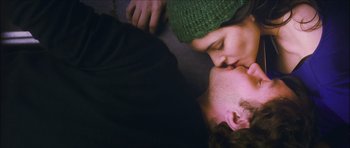 Movie still from “My Blueberry Nights” (2007), directed by Kar-Wai Wong – A man and a woman are kissing on the bed; Close Up shot, Overhead angle