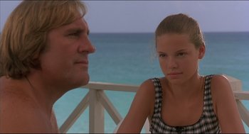 Movie still from “My Father the Hero” (1994), directed by Steve Miner – A man and a woman sitting next to each other on a deck; Close Up shot, Over the shoulder angle