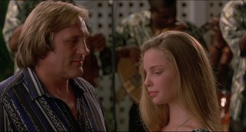 Movie still from “My Father the Hero” (1994), directed by Steve Miner – A man and a woman standing next to each other; Close Up shot, Over the shoulder angle