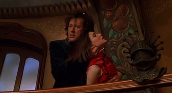 Movie still from “Mystery Men” (1999), directed by Kinka Usher – A man and a woman are standing in front of a mural; Medium shot, Low angle