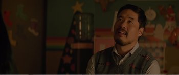 Movie still from “Office Christmas Party” (2016), directed by Will Speck – A man with a beard is sitting in front of a christmas tree; Close Up shot, Over the shoulder angle