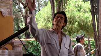 Movie still from “Once Upon a Time in Mexico” (2003), directed by Robert Rodriguez – A man in a white shirt is raising his hand; Close Up shot, Low angle