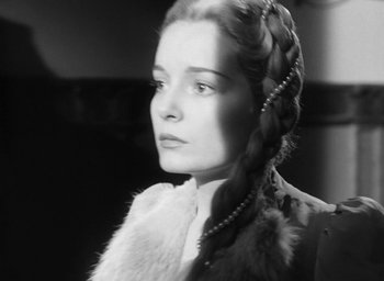 Movie still from “Othello” (1951), directed by Orson Welles – A black and white photo of a woman in a fur coat; Close Up shot, Low angle