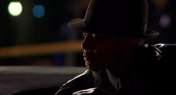 Movie still from “Out of Sight” (1998), directed by Steven Soderbergh – A man wearing a hat sitting in a car; Close Up shot, Over the shoulder angle