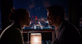 Movie still from “Out of Sight” (1998), directed by Steven Soderbergh – A man and a woman looking at one another; Medium shot, Over the shoulder angle