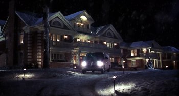 Movie still from “Out of Sight” (1998), directed by Steven Soderbergh – A car is parked in front of a house at night; Extreme Wide shot, Low angle