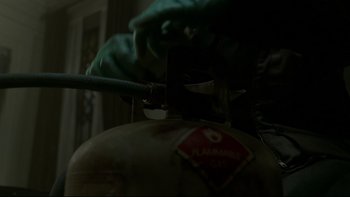 Movie still from “Panic Room” (2002), directed by David Fincher – A person working on a fire extinguisher; Extreme Close Up shot, Over the shoulder angle