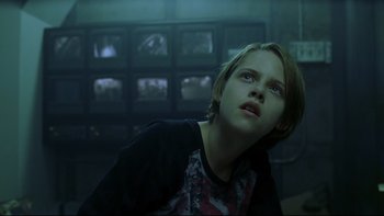Movie still from “Panic Room” (2002), directed by David Fincher – A young boy is looking up at the sky; Medium shot, Low angle