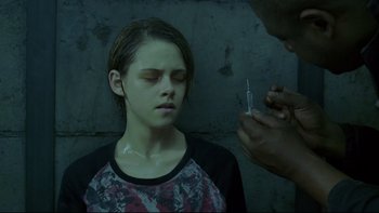 Movie still from “Panic Room” (2002), directed by David Fincher – A person is holding a syringe up to a woman's face; Medium shot, High angle