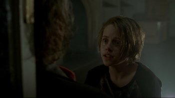 Movie still from “Panic Room” (2002), directed by David Fincher – A young girl talking to an older woman; Close Up shot, Over the shoulder angle