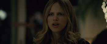 Movie still from “Paper Towns” (2015), directed by Jake Schreier – A person with long blonde hair; Close Up shot, Over the shoulder angle