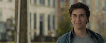 Movie still from “Paper Towns” (2015), directed by Jake Schreier – A man standing in front of a building in a city; Close Up shot, Over the shoulder angle