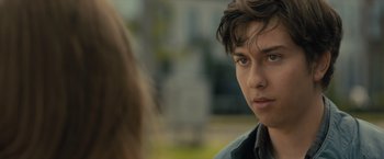 Movie still from “Paper Towns” (2015), directed by Jake Schreier – A man and a woman are talking to each other; Close Up shot, Over the shoulder angle