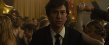 Movie still from “Paper Towns” (2015), directed by Jake Schreier – A man in a suit and tie in front of a group of people; Close Up shot, Over the shoulder angle