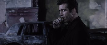 Movie still from “Payback” (1999), directed by Brian Helgeland – A man in a black shirt is brushing his teeth; Close Up shot, Over the shoulder angle
