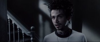 Movie still from “Payback” (1999), directed by Brian Helgeland – A person wearing a white t shirt; Close Up shot, Low angle