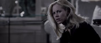 Movie still from “Payback” (1999), directed by Brian Helgeland – A woman with long blonde hair is looking at the camera; Close Up shot, Over the shoulder angle