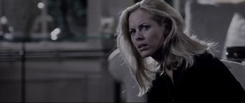 Movie still from “Payback” (1999), directed by Brian Helgeland – A woman with long blonde hair stares into the camera; Close Up shot, Over the shoulder angle