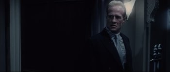 Movie still from “Payback” (1999), directed by Brian Helgeland – A man with blonde hair wearing a suit and tie; Close Up shot, Over the shoulder angle