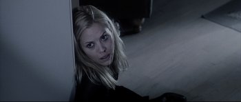 Movie still from “Payback” (1999), directed by Brian Helgeland – A beautiful blonde woman sitting on the ground; Close Up shot, High angle