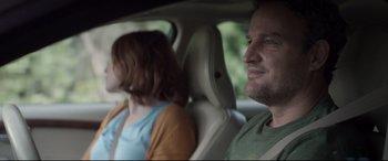 Movie still from “Pet Sematary” (2019), directed by Kevin Kölsch – A man and a woman sitting in the back of a car; Close Up shot, Over the shoulder angle