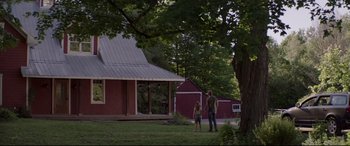 Movie still from “Pet Sematary” (2019), directed by Kevin Kölsch – A man and a woman standing in front of a red barn; Extreme Wide shot, Low angle