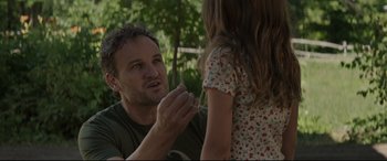 Movie still from “Pet Sematary” (2019), directed by Kevin Kölsch – A man and a little girl looking at each other; Close Up shot, Over the shoulder angle