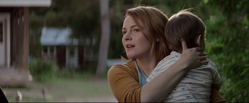 Movie still from “Pet Sematary” (2019), directed by Kevin Kölsch – A woman holding a child in her arms; Close Up shot, Over the shoulder angle