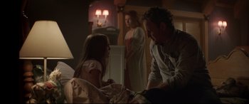 Movie still from “Pet Sematary” (2019), directed by Kevin Kölsch – A man and a woman sitting next to each other in a room; Medium shot, Over the shoulder angle