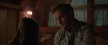 Movie still from “Pet Sematary” (2019), directed by Kevin Kölsch – A man and a woman sitting at a table in front of a window; Close Up shot, Over the shoulder angle