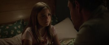 Movie still from “Pet Sematary” (2019), directed by Kevin Kölsch – A young girl sitting next to a man on a bed; Close Up shot, Over the shoulder angle