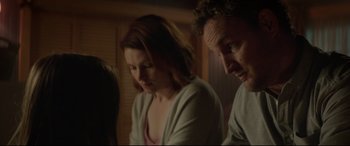 Movie still from “Pet Sematary” (2019), directed by Kevin Kölsch – A man and a woman sitting next to each other in a room; Close Up shot, Over the shoulder angle