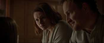 Movie still from “Pet Sematary” (2019), directed by Kevin Kölsch – A woman and a man sitting next to each other in a room; Close Up shot, Over the shoulder angle