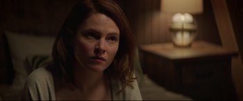 Movie still from “Pet Sematary” (2019), directed by Kevin Kölsch – A person sitting in a room; Close Up shot, Over the shoulder angle