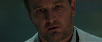 Movie still from “Pet Sematary” (2019), directed by Kevin Kölsch – A man's face with green eyes; Close Up shot, Low angle