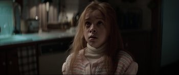 Movie still from “Pet Sematary” (2019), directed by Kevin Kölsch – A little girl with long blonde hair looking at the camera; Close Up shot, Low angle