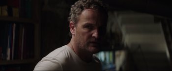 Movie still from “Pet Sematary” (2019), directed by Kevin Kölsch – A person wearing a white t - shirt; Close Up shot, Low angle