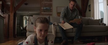 Movie still from “Pet Sematary” (2019), directed by Kevin Kölsch – A man and a girl sitting on a couch; Medium shot, Over the shoulder angle