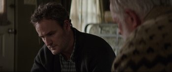 Movie still from “Pet Sematary” (2019), directed by Kevin Kölsch – A man and a woman sitting in front of each other in a room; Close Up shot, Over the shoulder angle