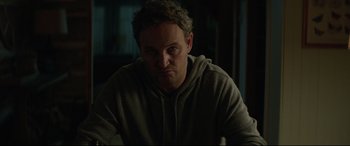 Movie still from “Pet Sematary” (2019), directed by Kevin Kölsch – A person sitting in a room; Close Up shot, Over the shoulder angle