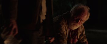 Movie still from “Pet Sematary” (2019), directed by Kevin Kölsch – An old man with a beard is holding an umbrella; Close Up shot, Over the shoulder angle