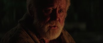 Movie still from “Pet Sematary” (2019), directed by Kevin Kölsch – An old man with a beard is looking at the camera; Close Up shot, Over the shoulder angle