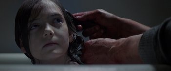 Movie still from “Pet Sematary” (2019), directed by Kevin Kölsch – A person is combing a child's hair; Close Up shot, Over the shoulder angle