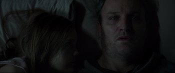 Movie still from “Pet Sematary” (2019), directed by Kevin Kölsch – A man and a woman laying in a bed together; Close Up shot, Over the shoulder angle