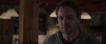 Movie still from “Pet Sematary” (2019), directed by Kevin Kölsch – A person in a room looking at the camera; Close Up shot, Over the shoulder angle