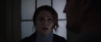 Movie still from “Pet Sematary” (2019), directed by Kevin Kölsch – A young woman looking at the camera with a sad look on her face; Close Up shot, Over the shoulder angle