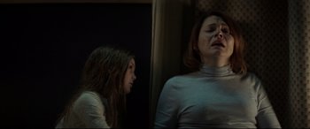 Movie still from “Pet Sematary” (2019), directed by Kevin Kölsch – A woman and a young girl looking at each other; Medium shot, Over the shoulder angle