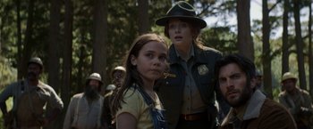 Movie still from “Pete's Dragon” (2016), directed by David Lowery – A woman and a girl are standing in the woods; Medium shot, Over the shoulder angle
