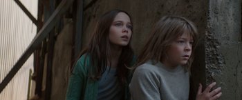 Movie still from “Pete's Dragon” (2016), directed by David Lowery – Two young women standing next to each other; Close Up shot, Low angle